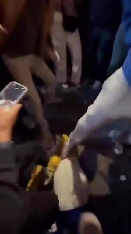 驚！尼克斯大勝步行者后，哈利伯頓遭主場(chǎng)球迷群毆