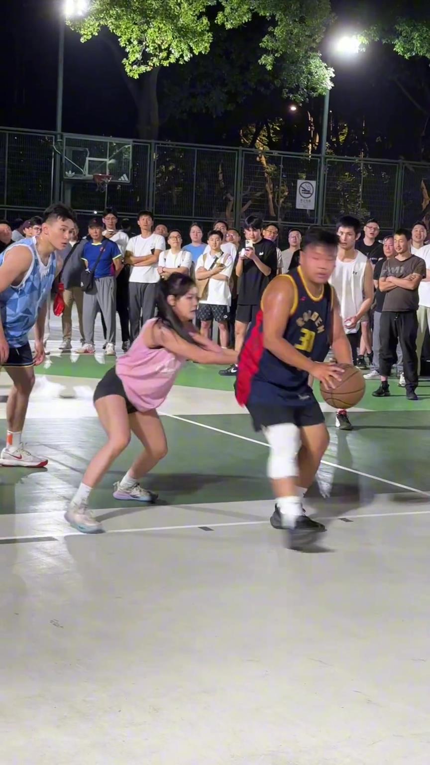 這哥們看見(jiàn)防自己的是女生，一個(gè)勁背打，球也不傳了